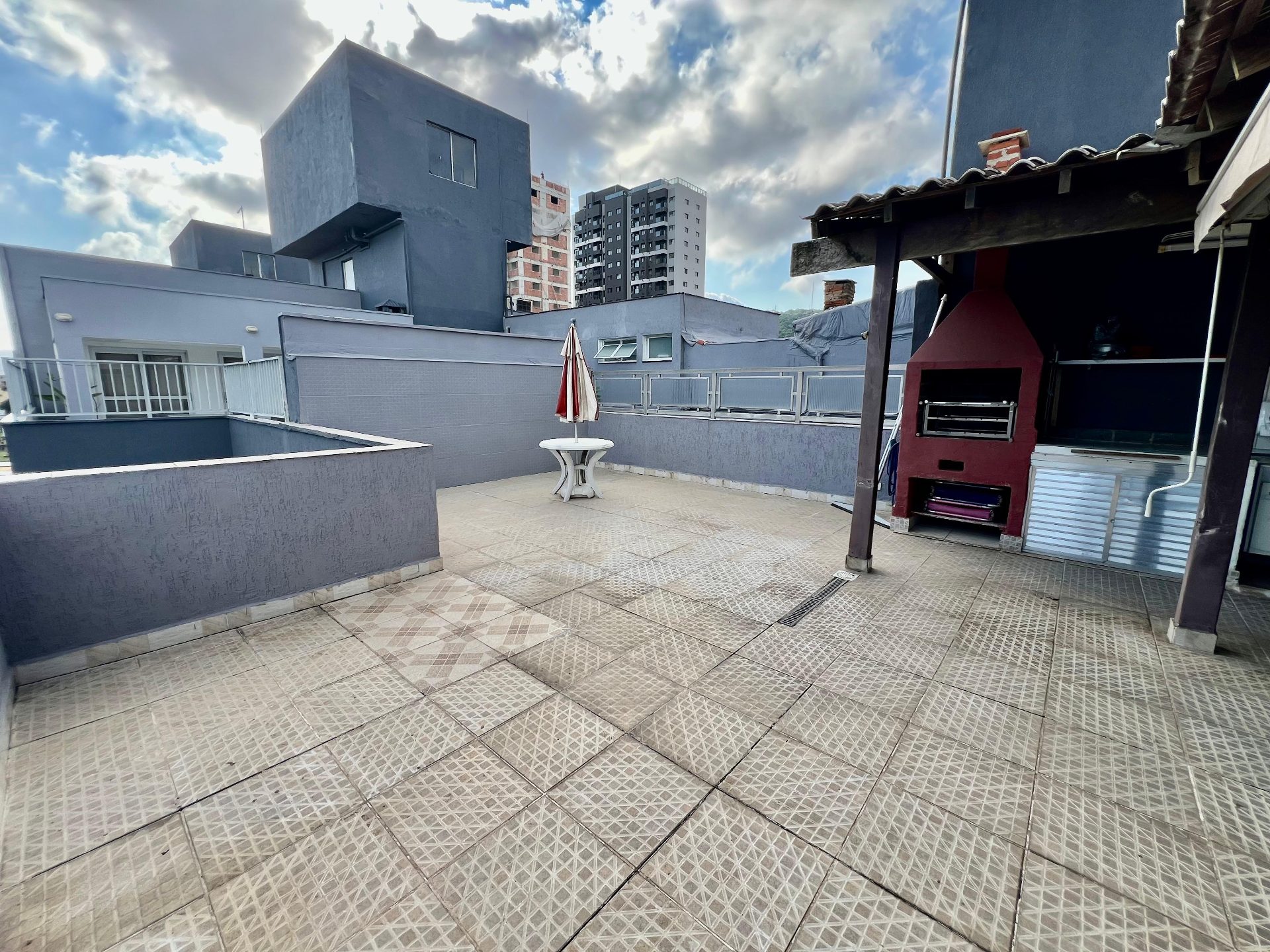 Cobertura duplex na Enseada, localizada na região do Carrefour/UNOESTE, ideal para quem busca amplitude, privacidade e um espaço perfeito para viver e receber com conforto. em Enseada, Guarujá — foto 13