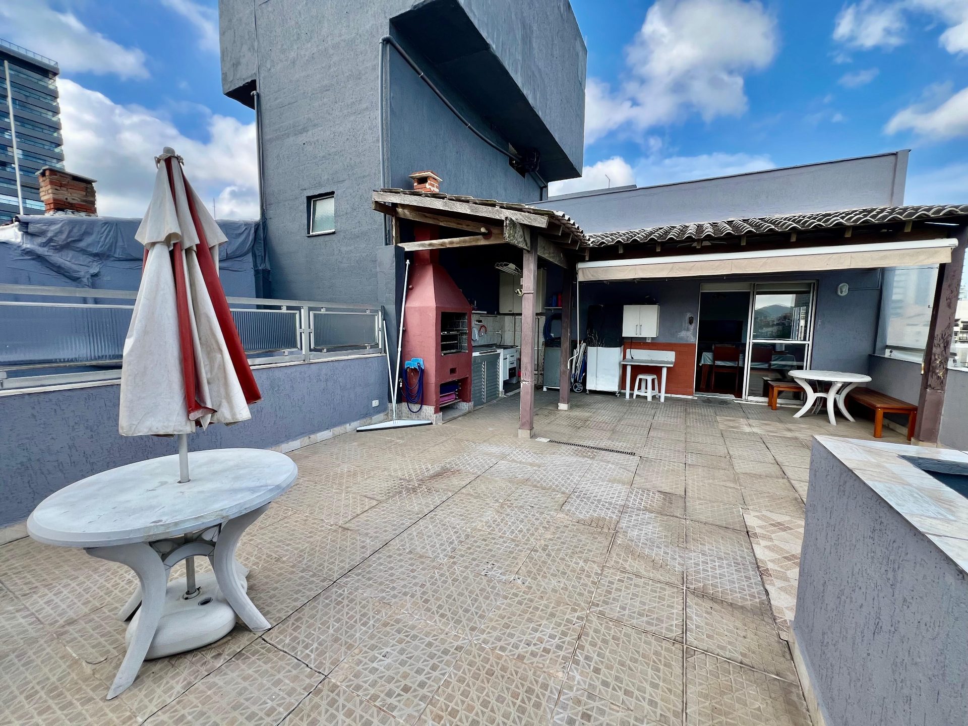 Cobertura duplex na Enseada, localizada na região do Carrefour/UNOESTE, ideal para quem busca amplitude, privacidade e um espaço perfeito para viver e receber com conforto. em Enseada, Guarujá — foto 14