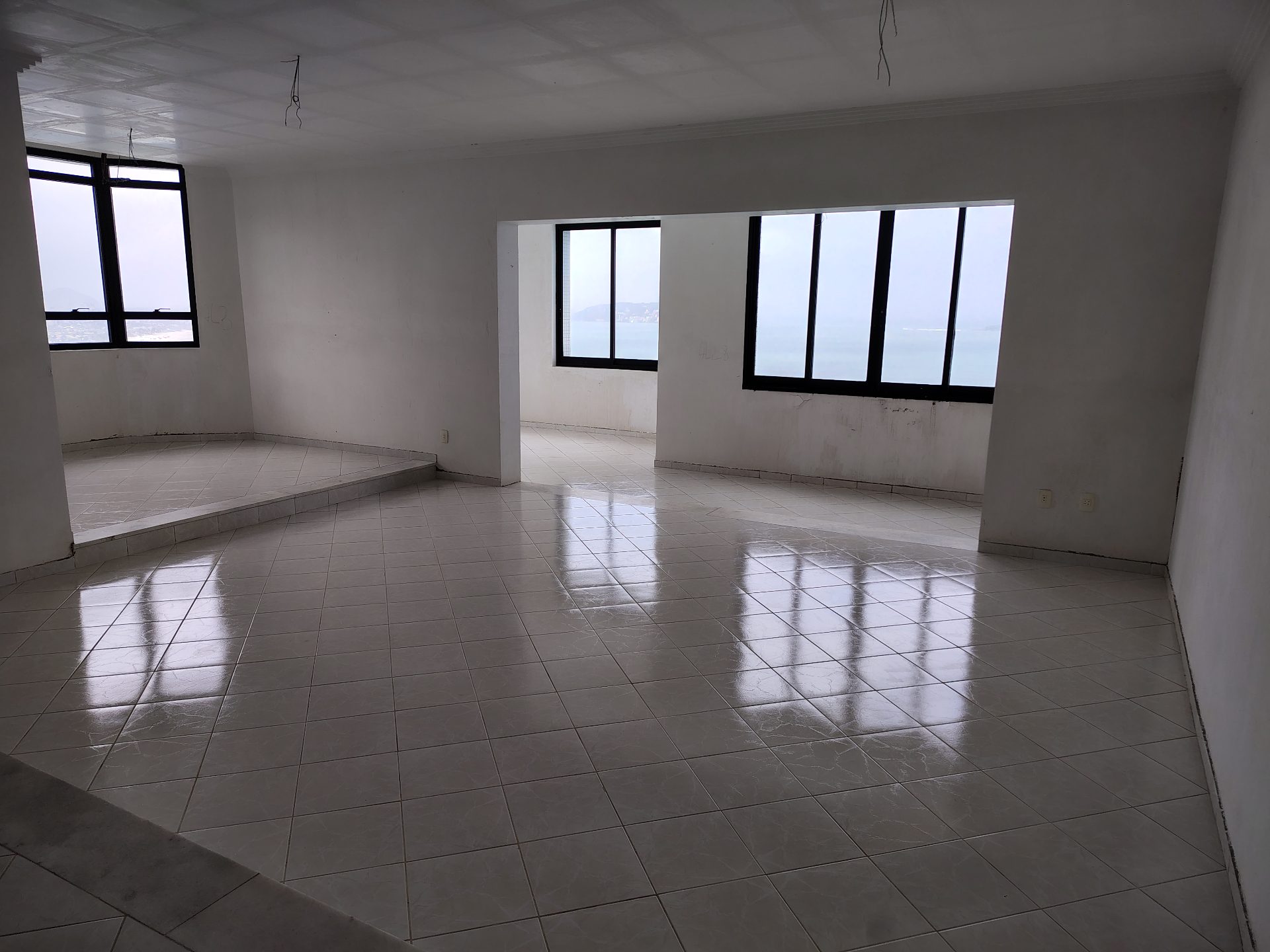 Apto de luxo com 4 quartos, frente praia Pitangueiras em Sítio Paecara (Vicente de Carvalho), Guarujá — foto 2
