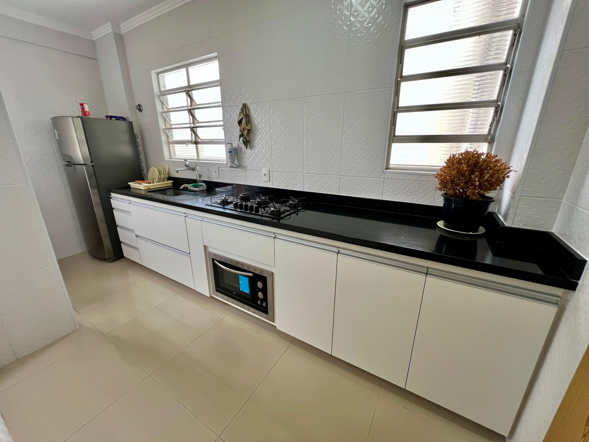 Apartamento Reformado com Suíte e Sacada na Praia da Enseada em Loteamento João Batista Julião, Guarujá — foto 9