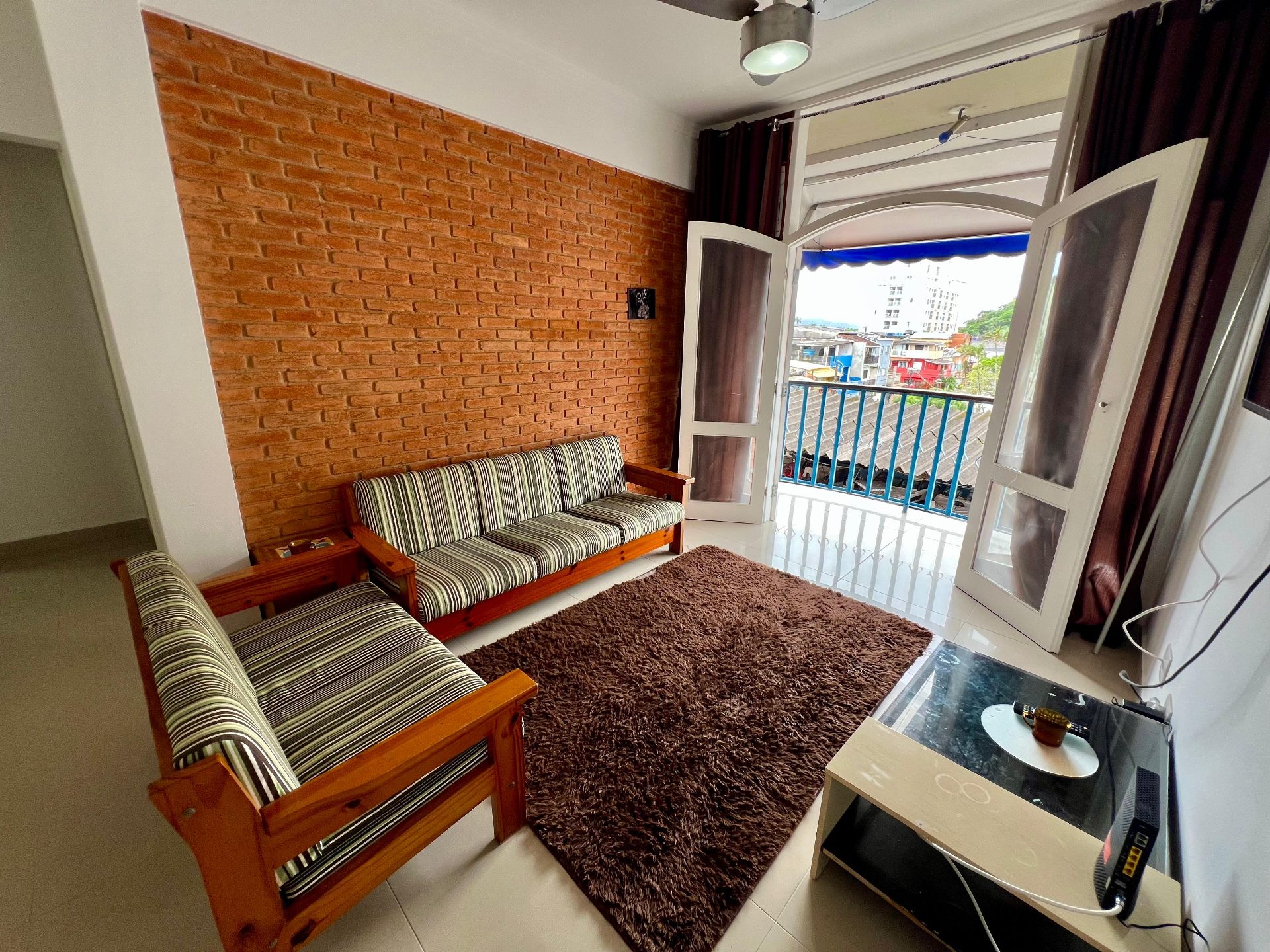 Apartamento Reformado com Suíte e Sacada na Praia da Enseada em Loteamento João Batista Julião, Guarujá — foto 2