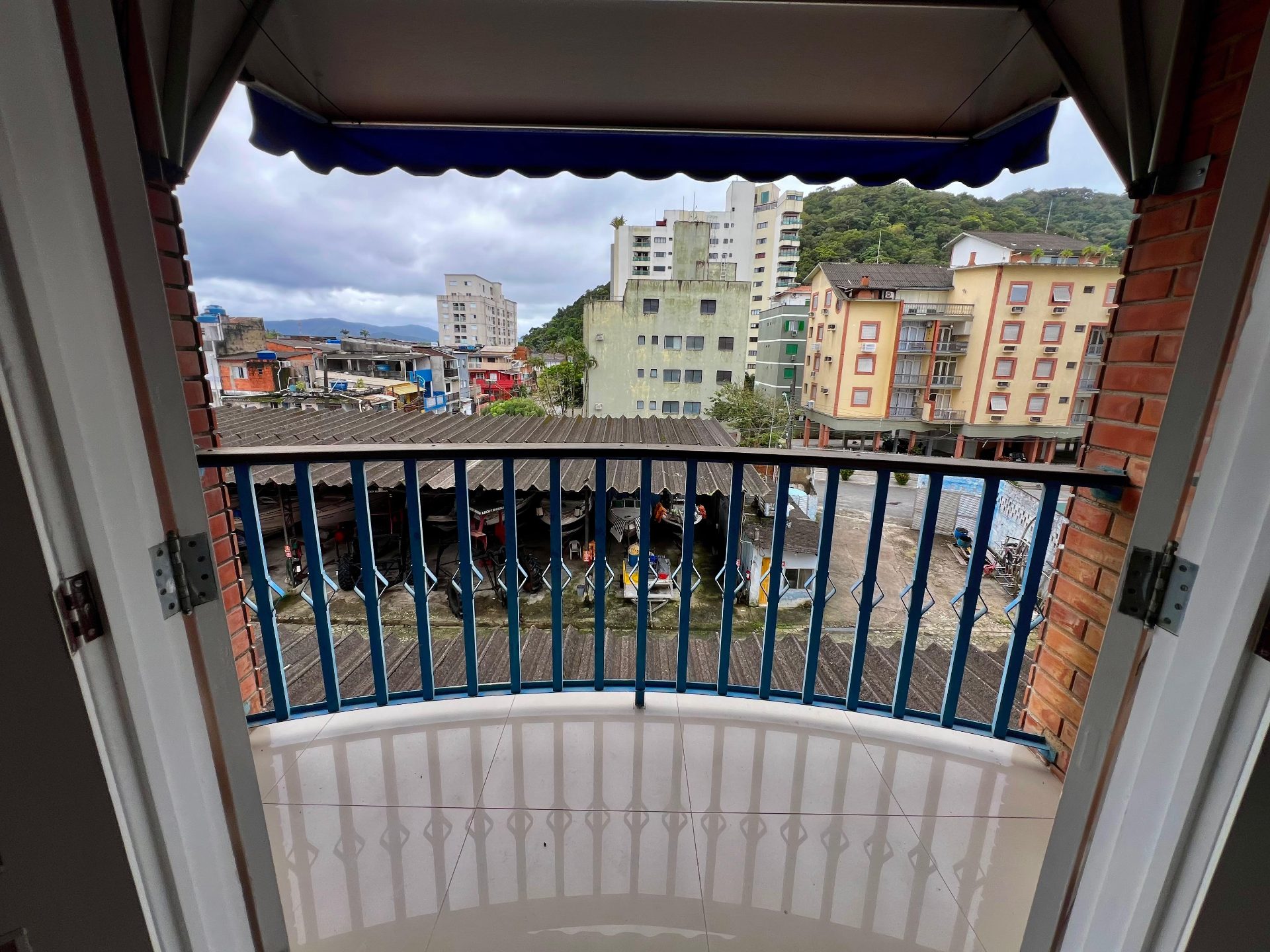 Apartamento Reformado com Suíte e Sacada na Praia da Enseada em Loteamento João Batista Julião, Guarujá — foto 6