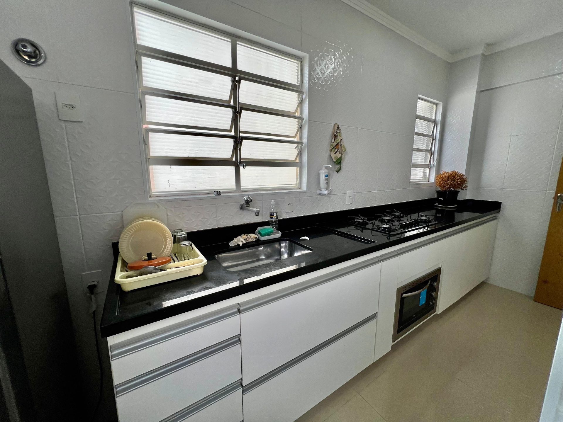 Apartamento Reformado com Suíte e Sacada na Praia da Enseada em Loteamento João Batista Julião, Guarujá — foto 10