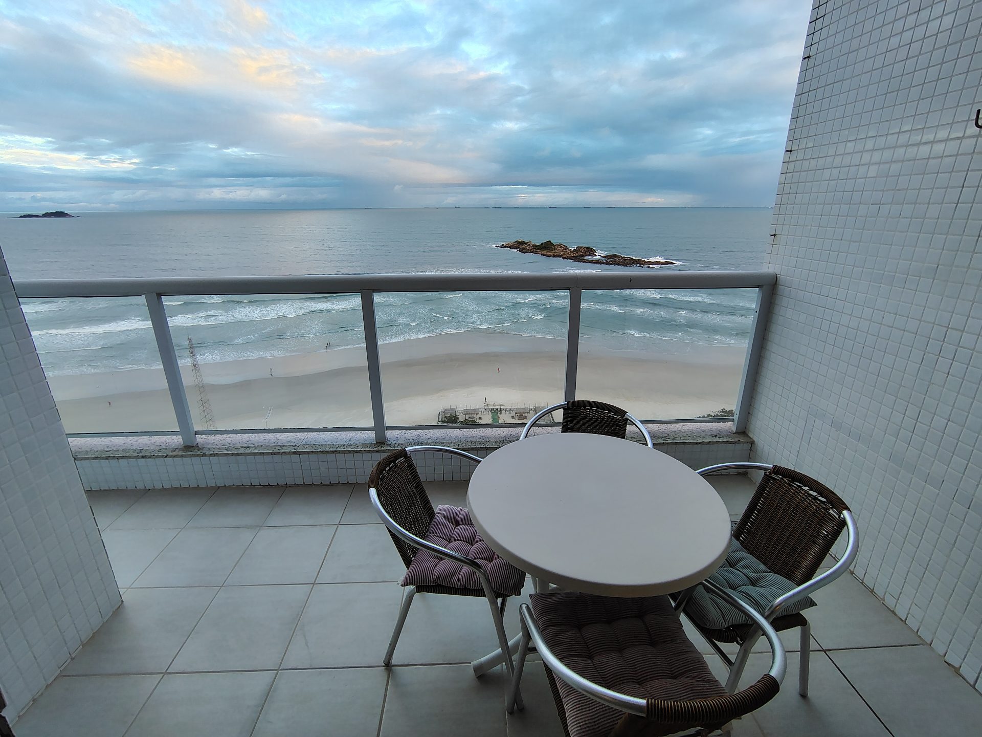 Apartamento Frente Mar com Vista Livre e 3 Quartos em Pitangueiras, Guarujá — foto 4