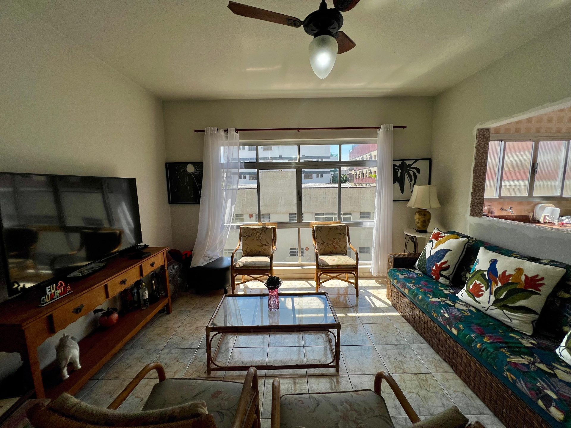 Apartamento com 3 Dormitórios, Suíte e Varanda a 200 Metros da Praia da Enseada em Enseada, Guarujá — foto 3