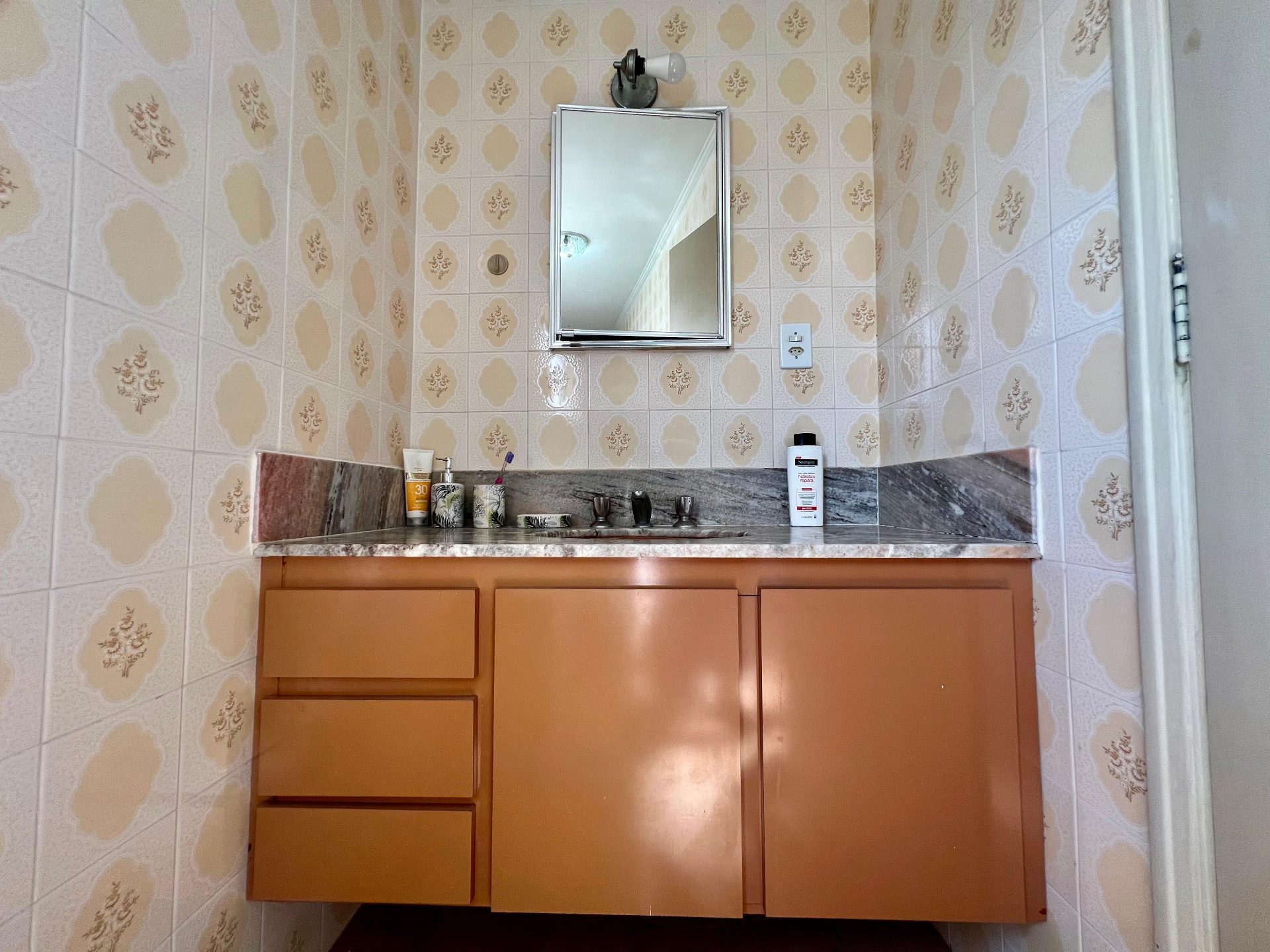 Apartamento com 3 Dormitórios, Suíte e Varanda a 200 Metros da Praia da Enseada em Enseada, Guarujá — foto 23