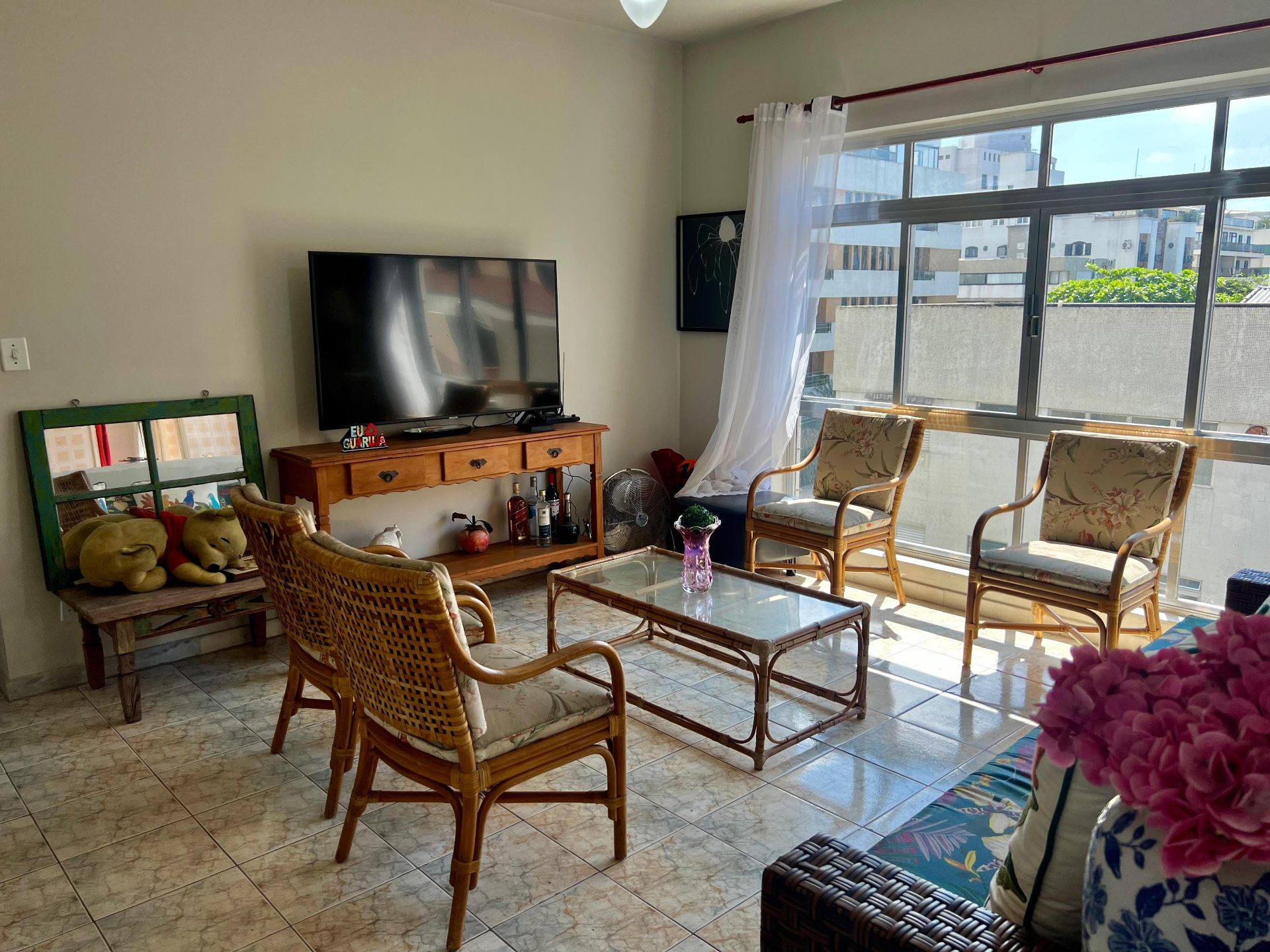 Apartamento com 3 Dormitórios, Suíte e Varanda a 200 Metros da Praia da Enseada em Enseada, Guarujá — foto 2
