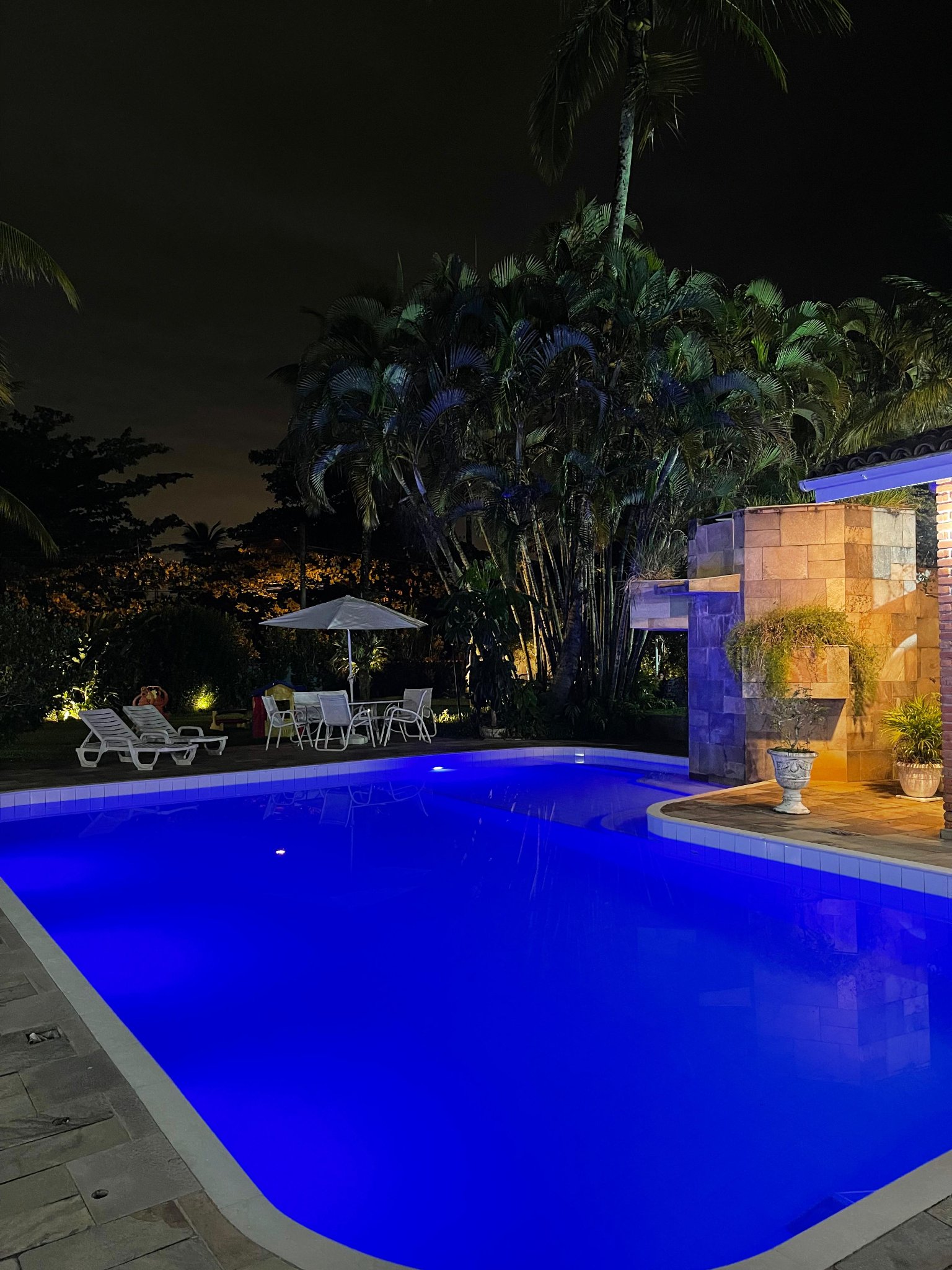 Casa em terreno de 1.555m², quadra de tênis, piscina, 6 vagas em Jardim Virgínia, Guarujá — foto 7
