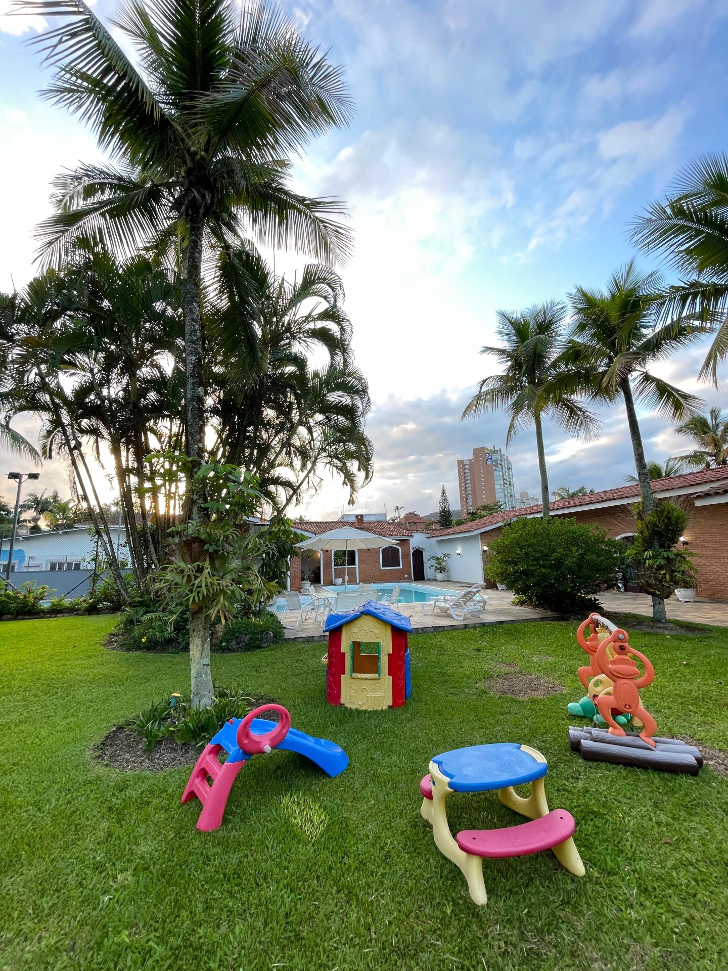 Casa em terreno de 1.555m², quadra de tênis, piscina, 6 vagas em Jardim Virgínia, Guarujá — foto 9