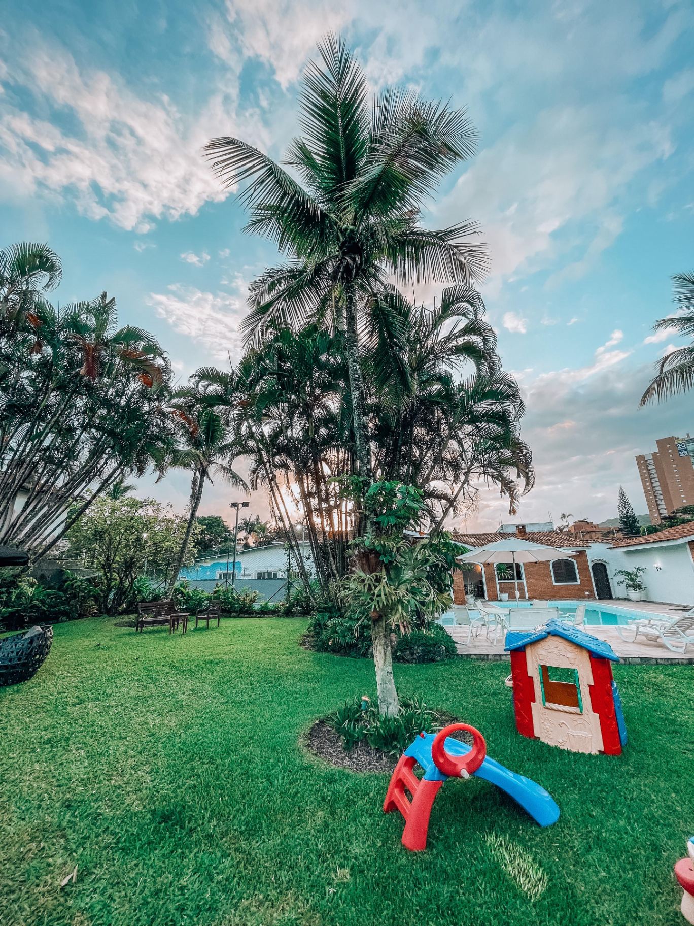 Casa em terreno de 1.555m², quadra de tênis, piscina, 6 vagas em Jardim Virgínia, Guarujá — foto 6