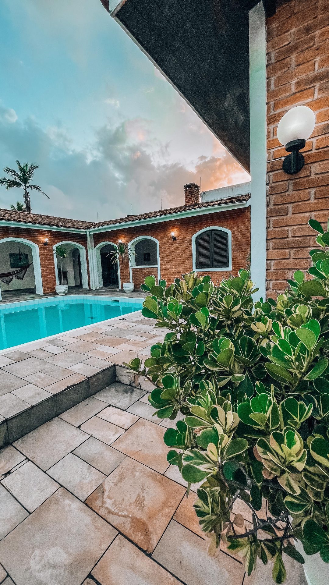 Casa em terreno de 1.555m², quadra de tênis, piscina, 6 vagas em Jardim Virgínia, Guarujá — foto 3