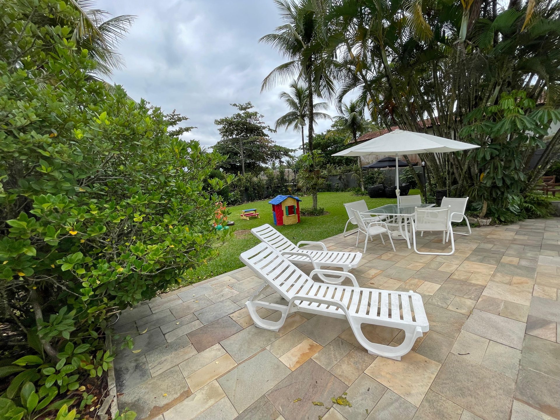 Casa em terreno de 1.555m², quadra de tênis, piscina, 6 vagas em Jardim Virgínia, Guarujá — foto 23
