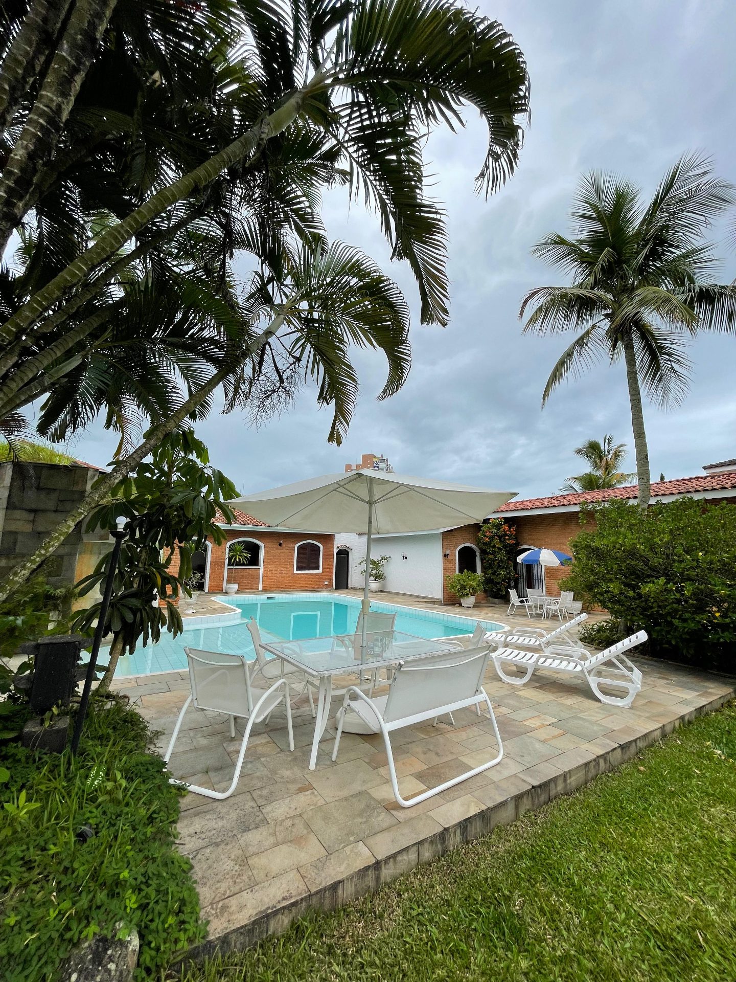 Casa em terreno de 1.555m², quadra de tênis, piscina, 6 vagas em Jardim Virgínia, Guarujá — foto 26