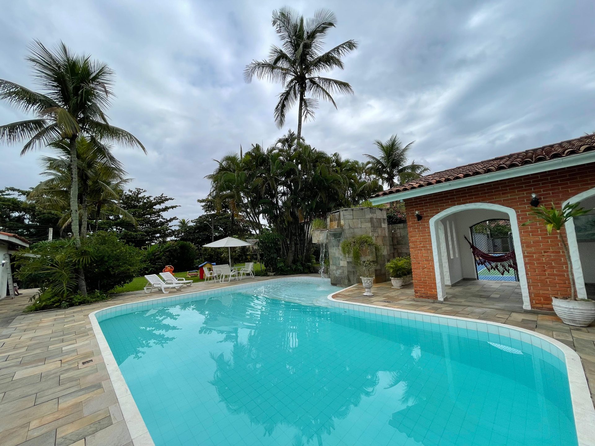 Casa em terreno de 1.555m², quadra de tênis, piscina, 6 vagas em Jardim Virgínia, Guarujá — foto 28