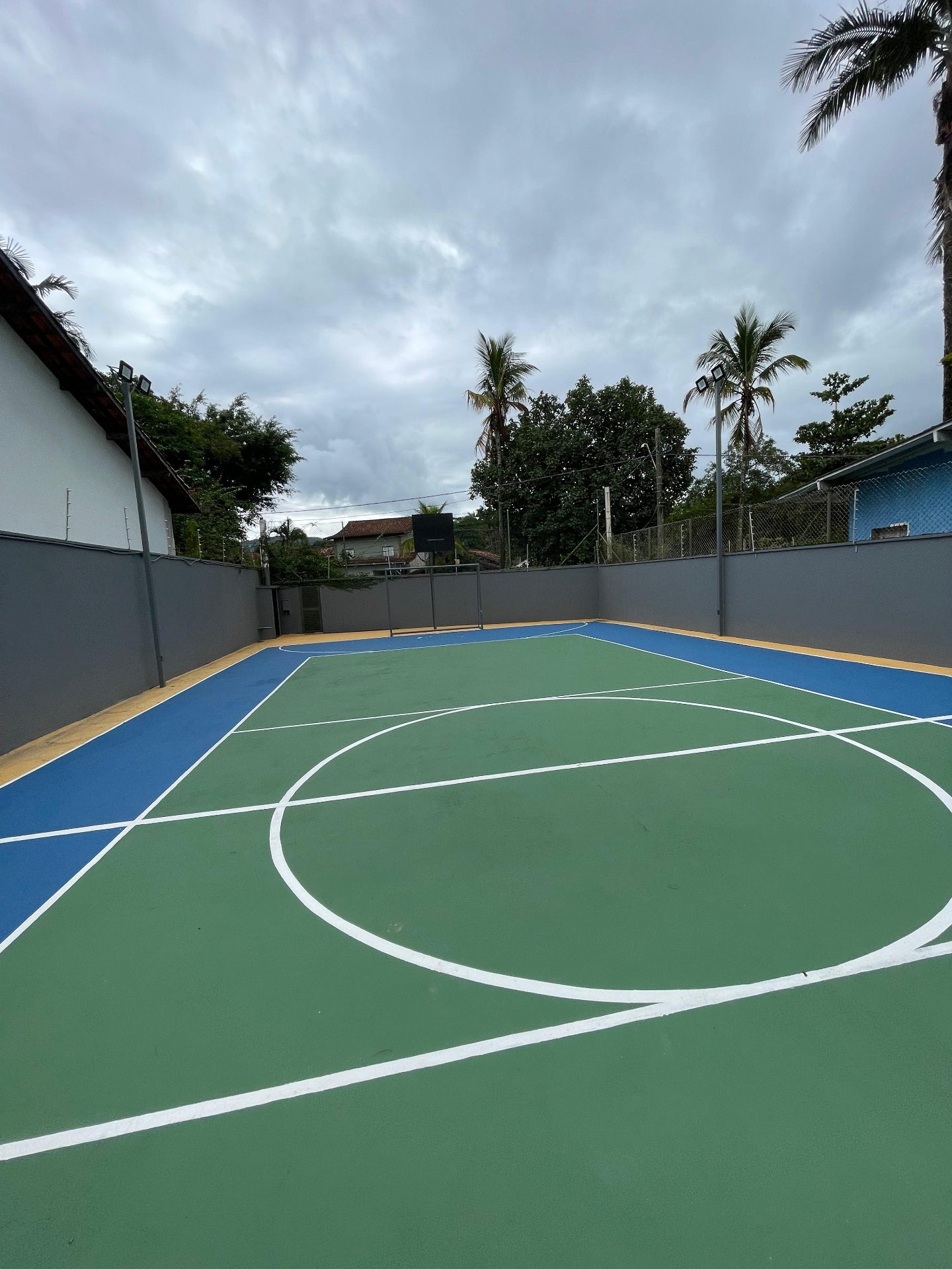 Casa em terreno de 1.555m², quadra de tênis, piscina, 6 vagas em Jardim Virgínia, Guarujá — foto 2