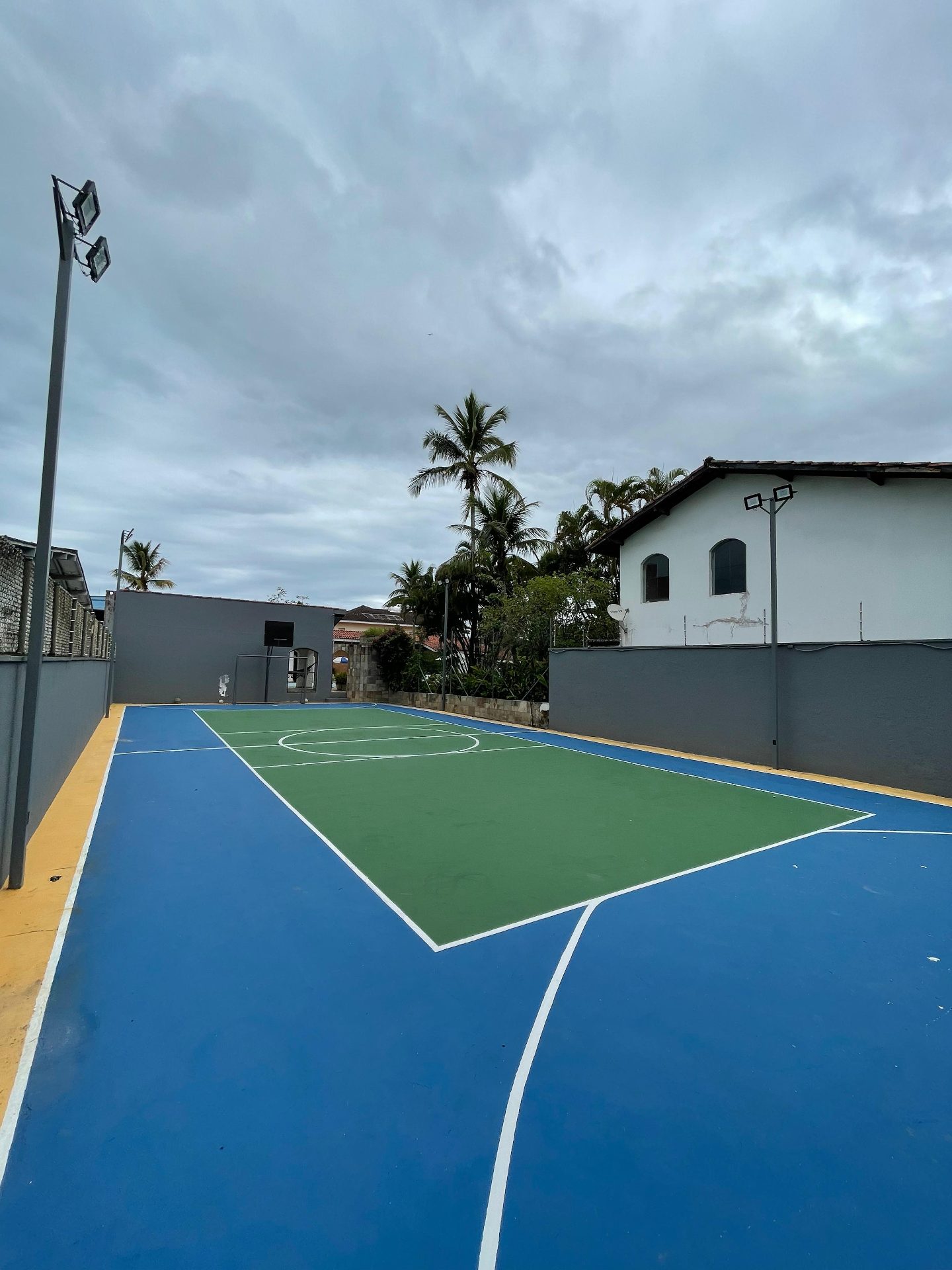 Casa em terreno de 1.555m², quadra de tênis, piscina, 6 vagas em Jardim Virgínia, Guarujá — foto 30