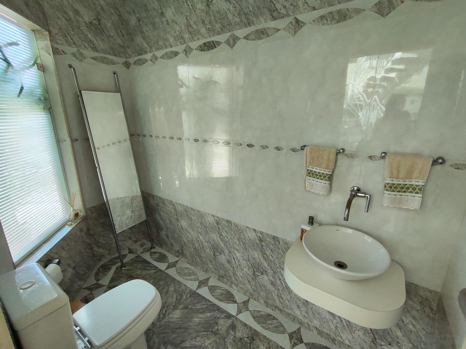 Casa em frente à praça, perfeita para quem busca conforto, espaço e lazer completo! em Jardim Acapulco, Guarujá — foto 24