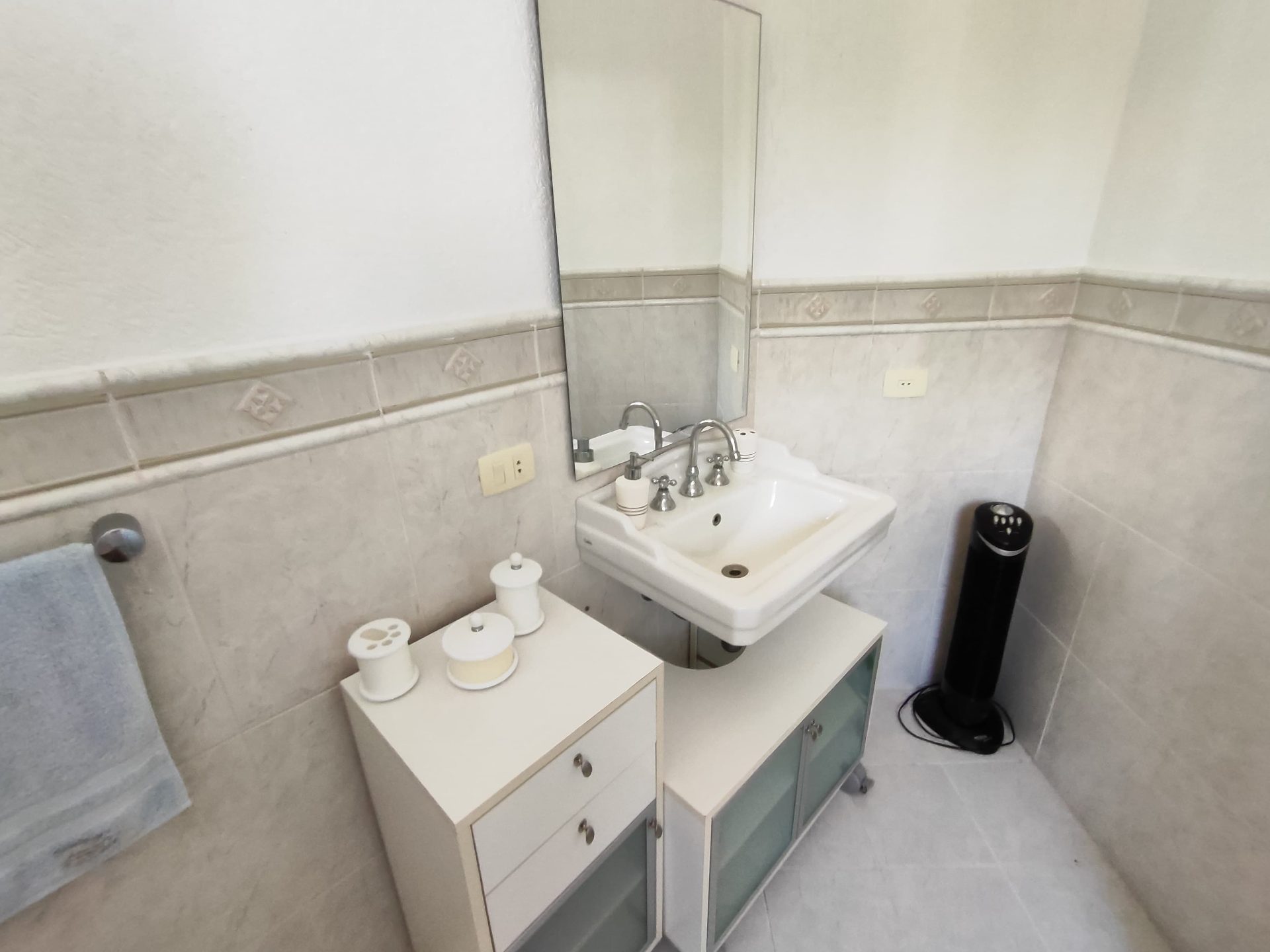 Casa em frente à praça, perfeita para quem busca conforto, espaço e lazer completo! em Jardim Acapulco, Guarujá — foto 28