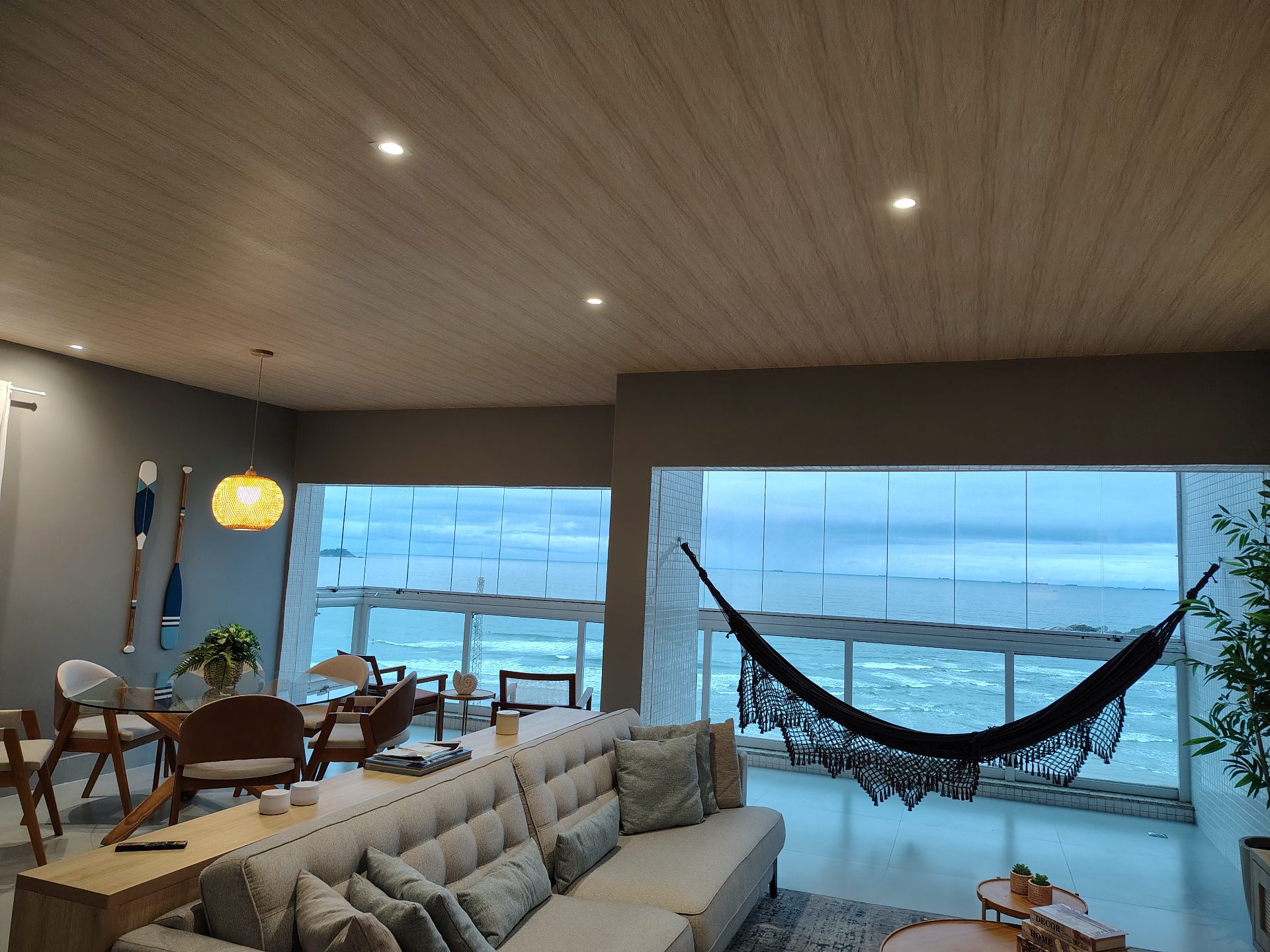 Apto frente praia Pitangueiras, 4 quartos, sacada, 1 vaga em Pitangueiras, Guarujá — foto 2