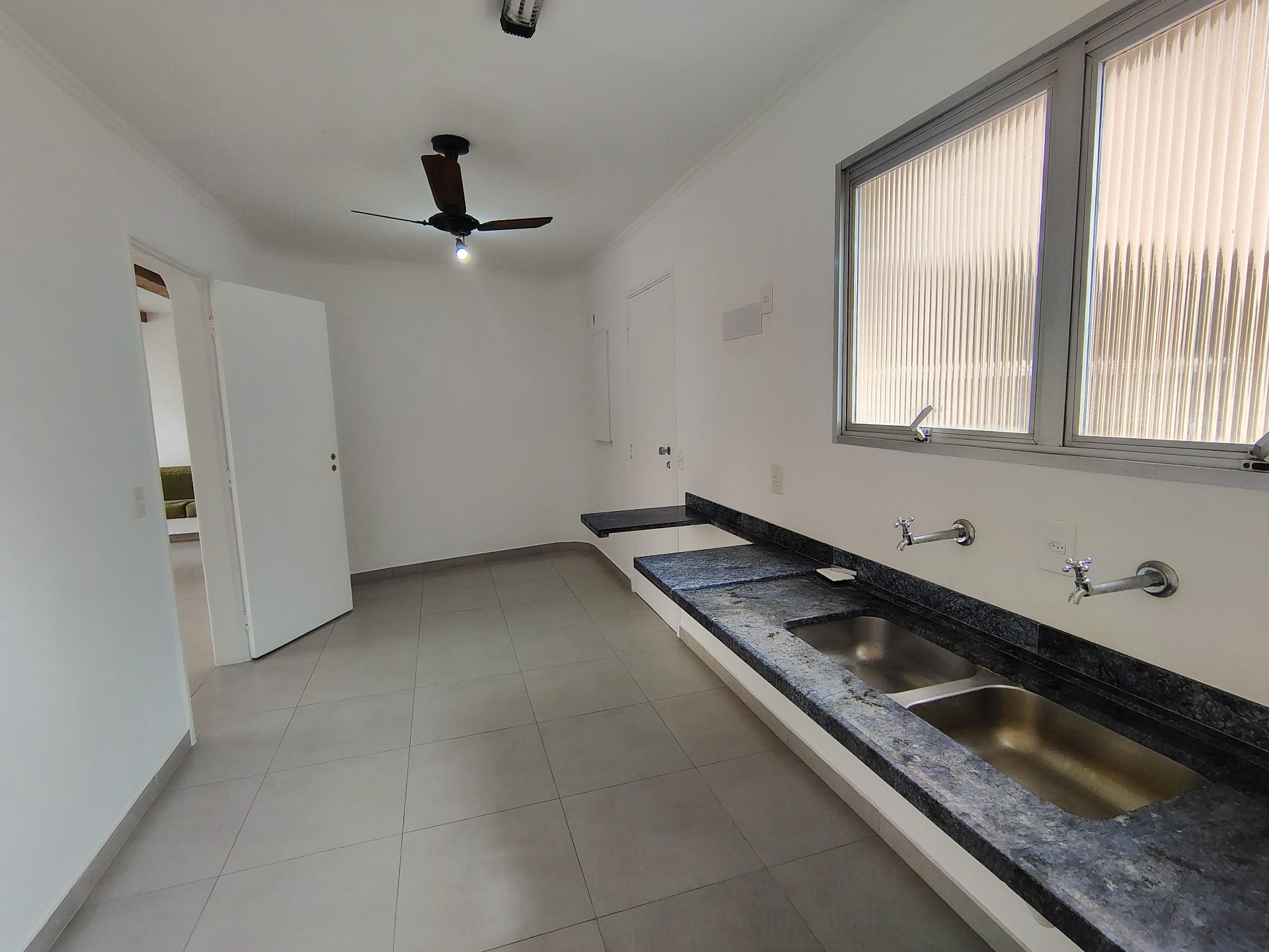 Apto 4 dorms., 1 vaga, andar alto, sacada, Pitangueiras (cópia) em Pitangueiras, Guarujá — foto 21