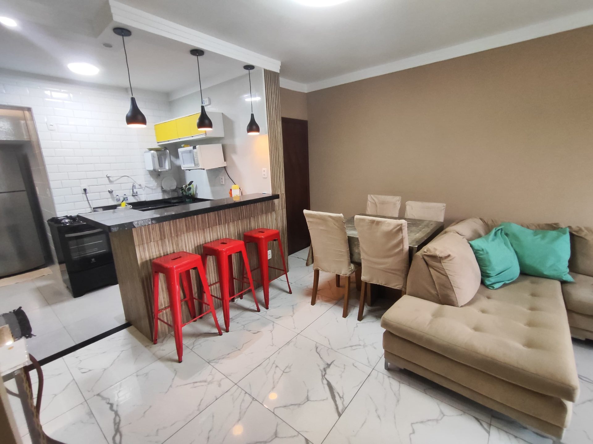 Apto reformado, 2 quartos, sacada, lazer, 1 vaga em Enseada, Guarujá — foto 4