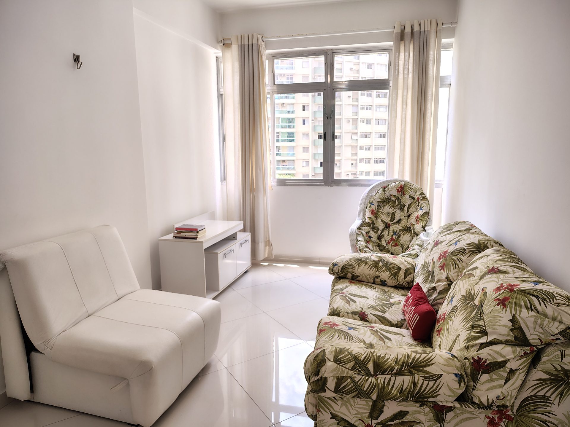Apto 1 dorm., 2 salas, 1 vaga, 70m praia Pitangueiras em Pitangueiras, Guarujá — foto 2