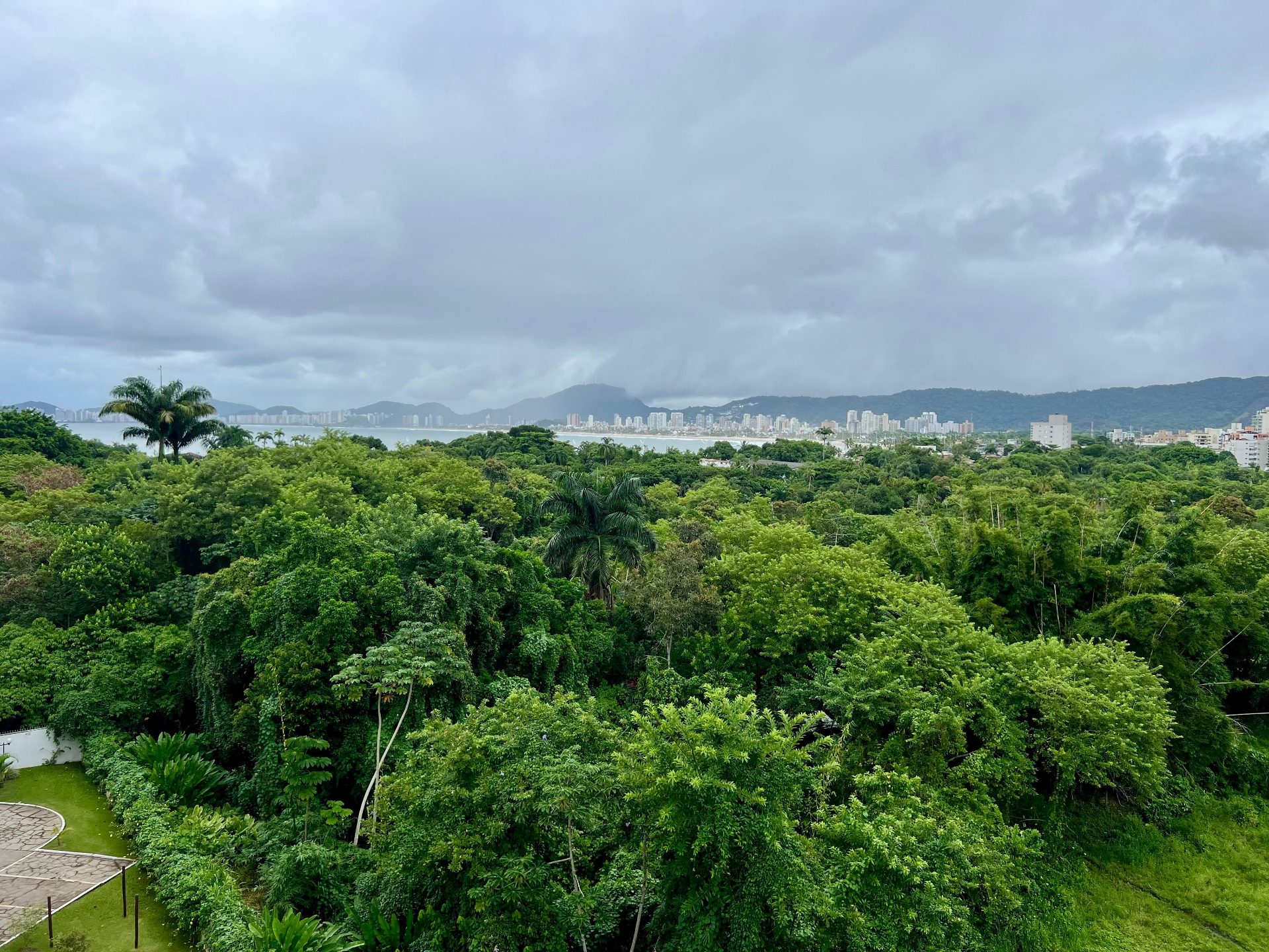 **Apto à venda na Enseada – Região do Tortugas | Vista parcial para o mar** em Mar e Céu, Guarujá — foto 15