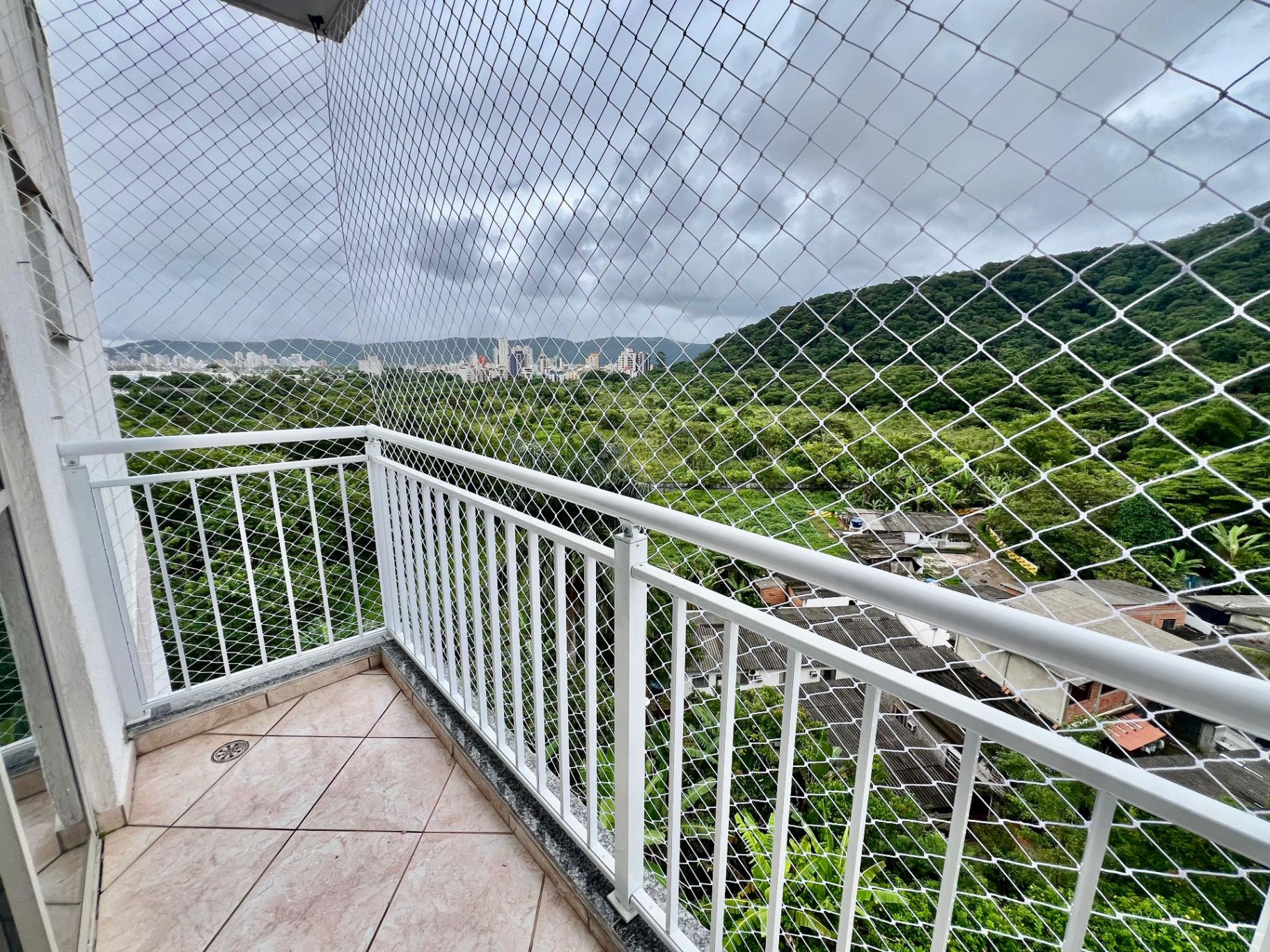 **Apto à venda na Enseada – Região do Tortugas | Vista parcial para o mar** em Mar e Céu, Guarujá — foto 6