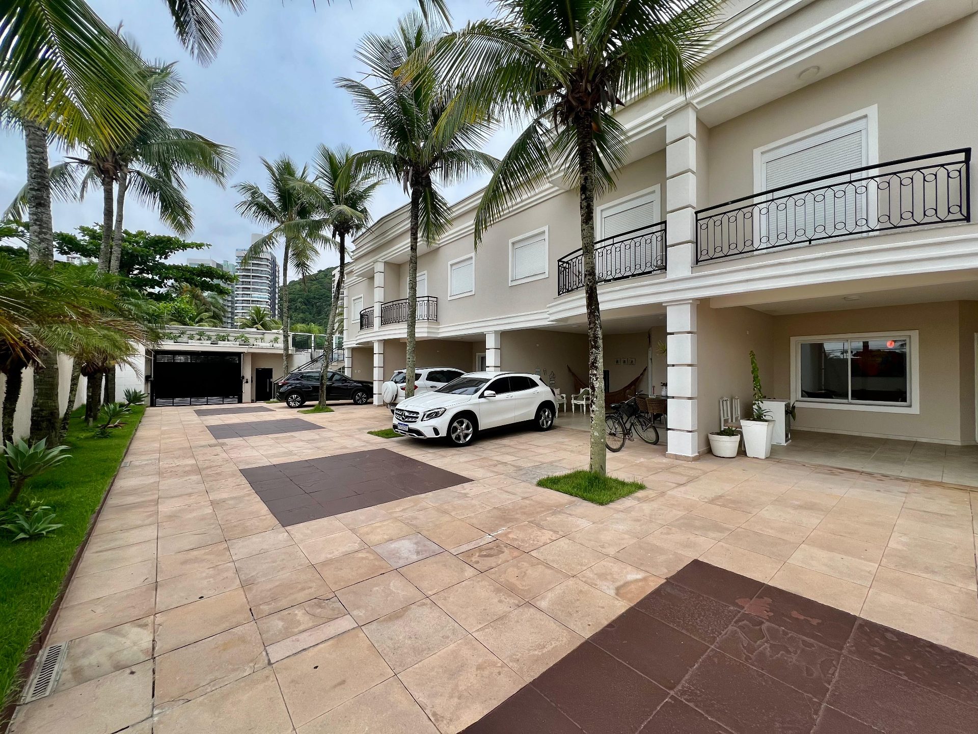 Casa em Condomínio de Alto Padrão | A 40 metros da Praia da Enseada em Enseada, Guarujá — foto 2
