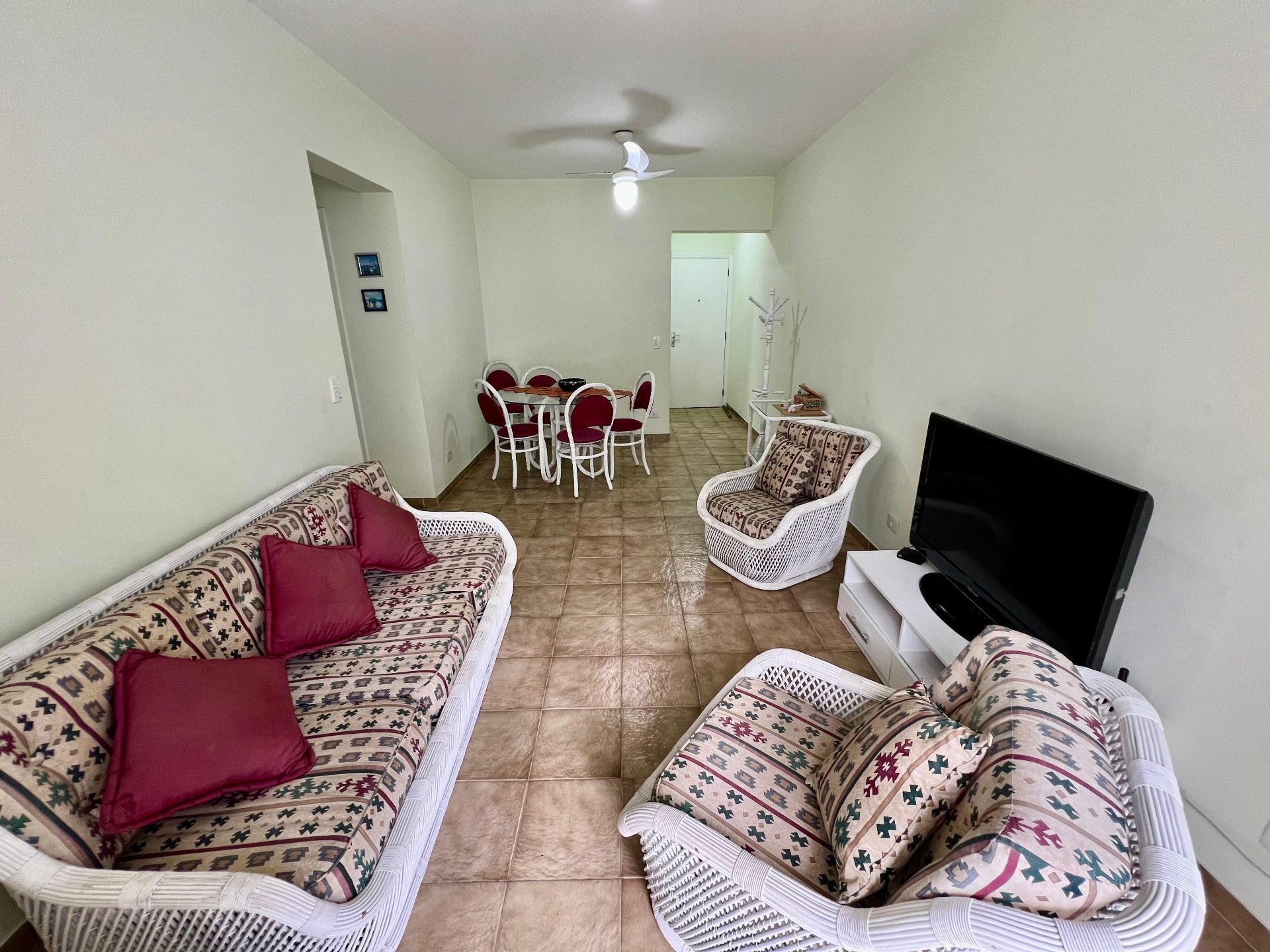 Apto à venda na Praia da Enseada, uma oportunidade que combina localização privilegiada, conforto e praticidade para morar ou investir. em Enseada, Guarujá — foto 4