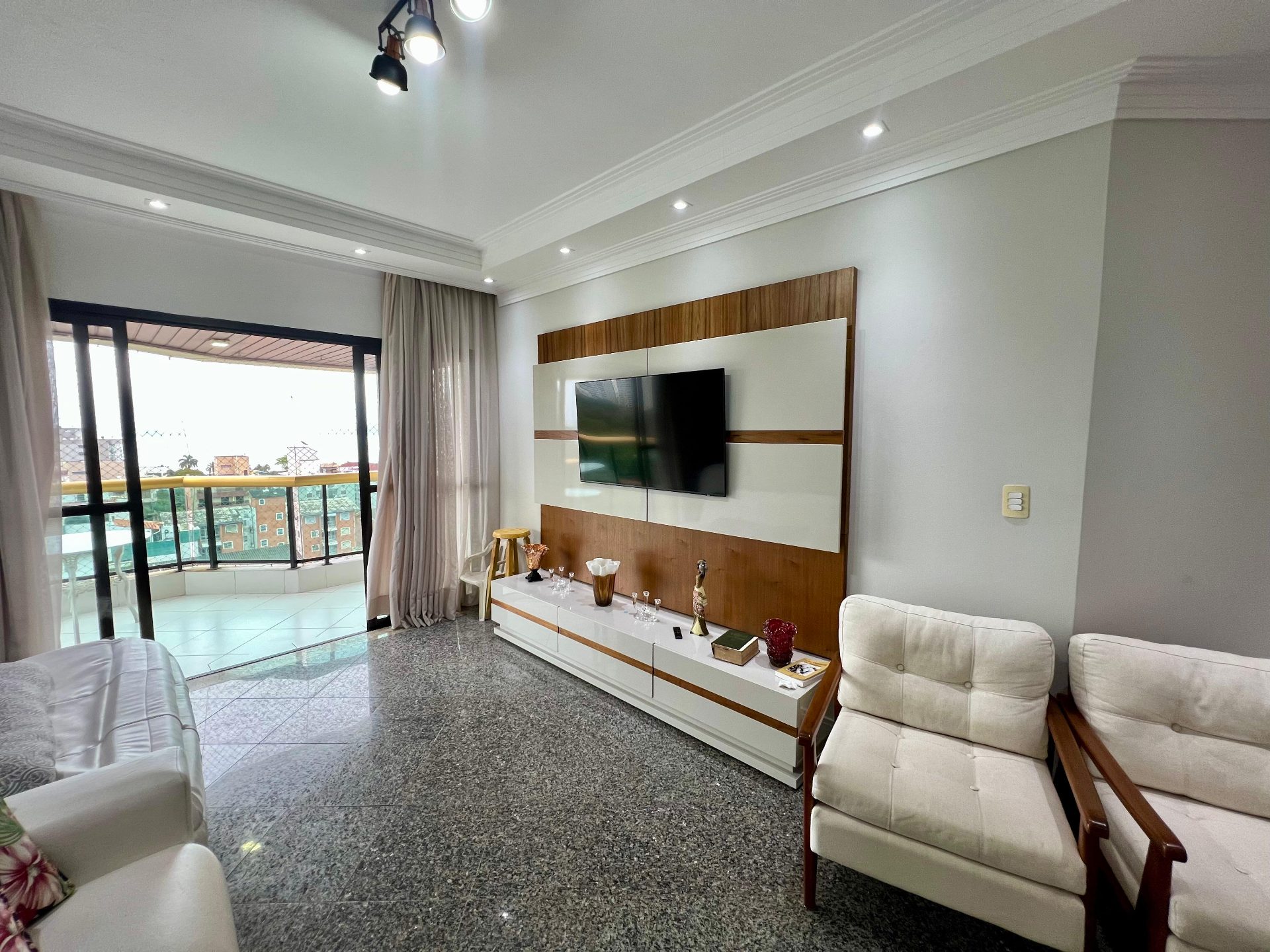 Apartamento Reformado com Vista Panorâmica para o Mar, 3 Dormitórios e 2 Vagas na Praia da Enseada em Loteamento João Batista Julião, Guarujá — foto 3
